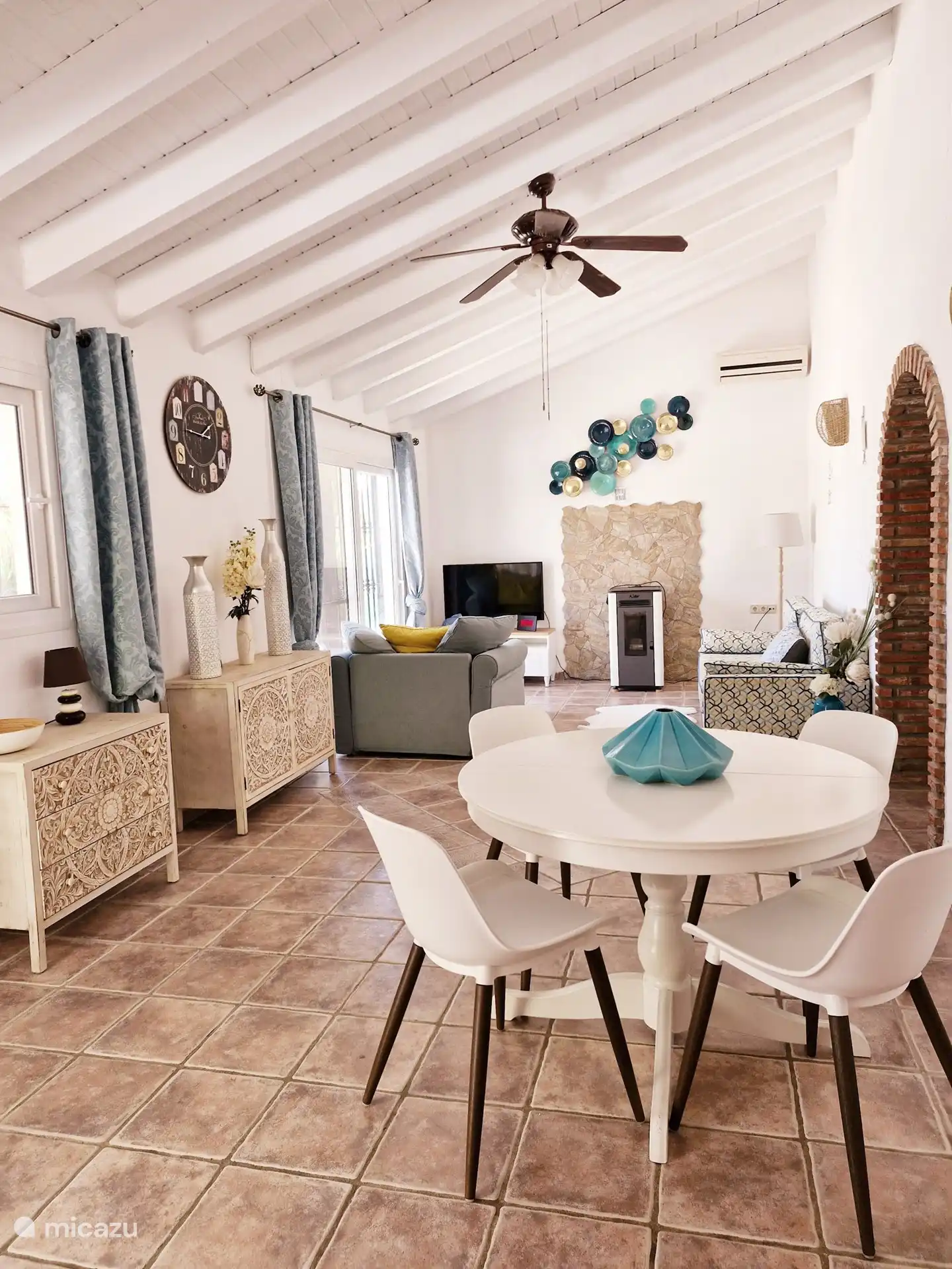 Wohnzimmer mit Schlafsofa, für zwei Kinder oder eine erwachsene Person (getrennte Betten) 