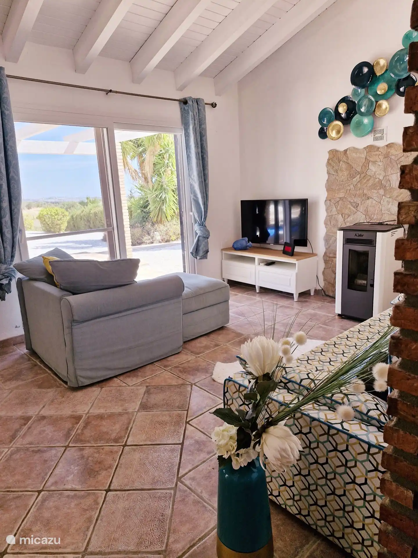 Wohnzimmer, Lounge-Sofa, französische hohe Türen, TV und für den Winter ein schöner Pelletofen