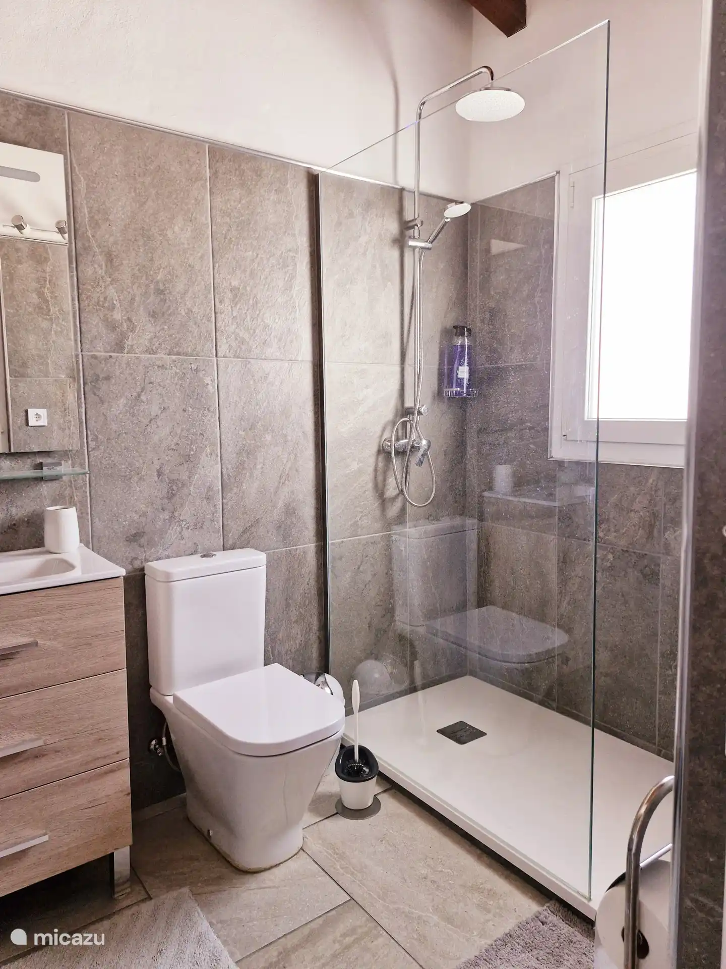 Badezimmer mit begehbarer Dusche