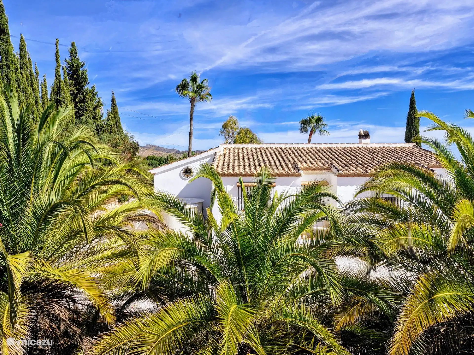 Ferienhaus von der Rückseite und privater Parkplatz