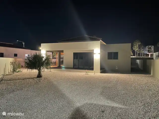 Villa Monrel huren in Curaçao, Banda Ariba (oost), Mambo Beach - villa Buitenaanzicht met nieuwe planten