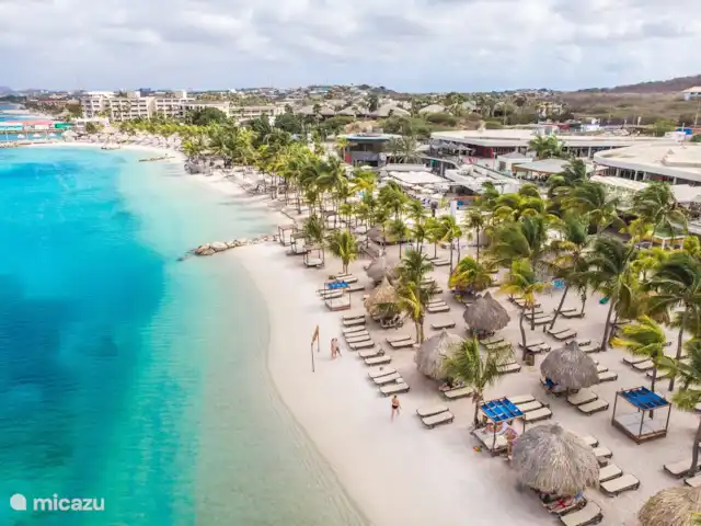Villa Monrel huren in Curaçao, Banda Ariba (oost), Mambo Beach - villa Het schitterende Mambo beach van bijna 1 km lang is een bewaakt, schoon en veilig strand. De zeegolven worden tegengehouden door een stenen dam voor de kust, waardoor het zelfs voor kleine kinderen veilig is.