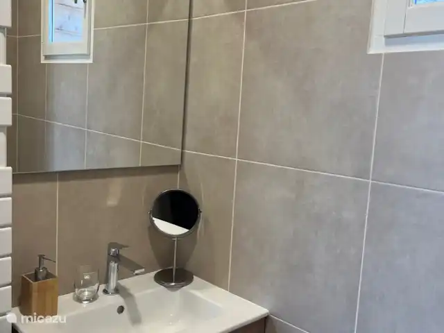 casa rural / cabaña en Francia, Dordoña, Calès (Dordogne) – La Cruz de la Tierra Tocador