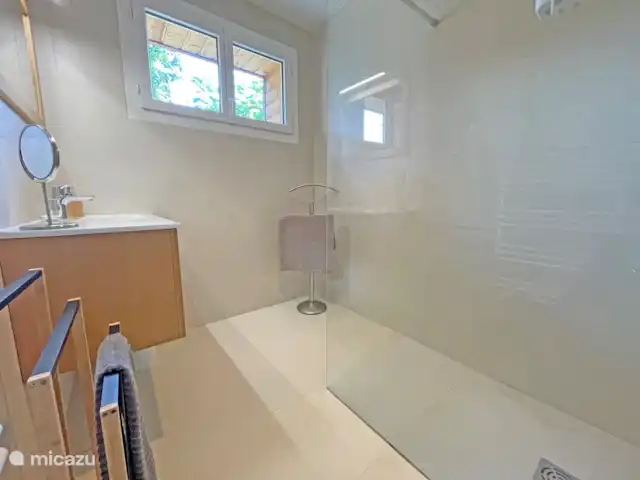 casa rural / cabaña en Francia, Dordoña, Calès (Dordogne) – La Cruz de la Tierra Tocador