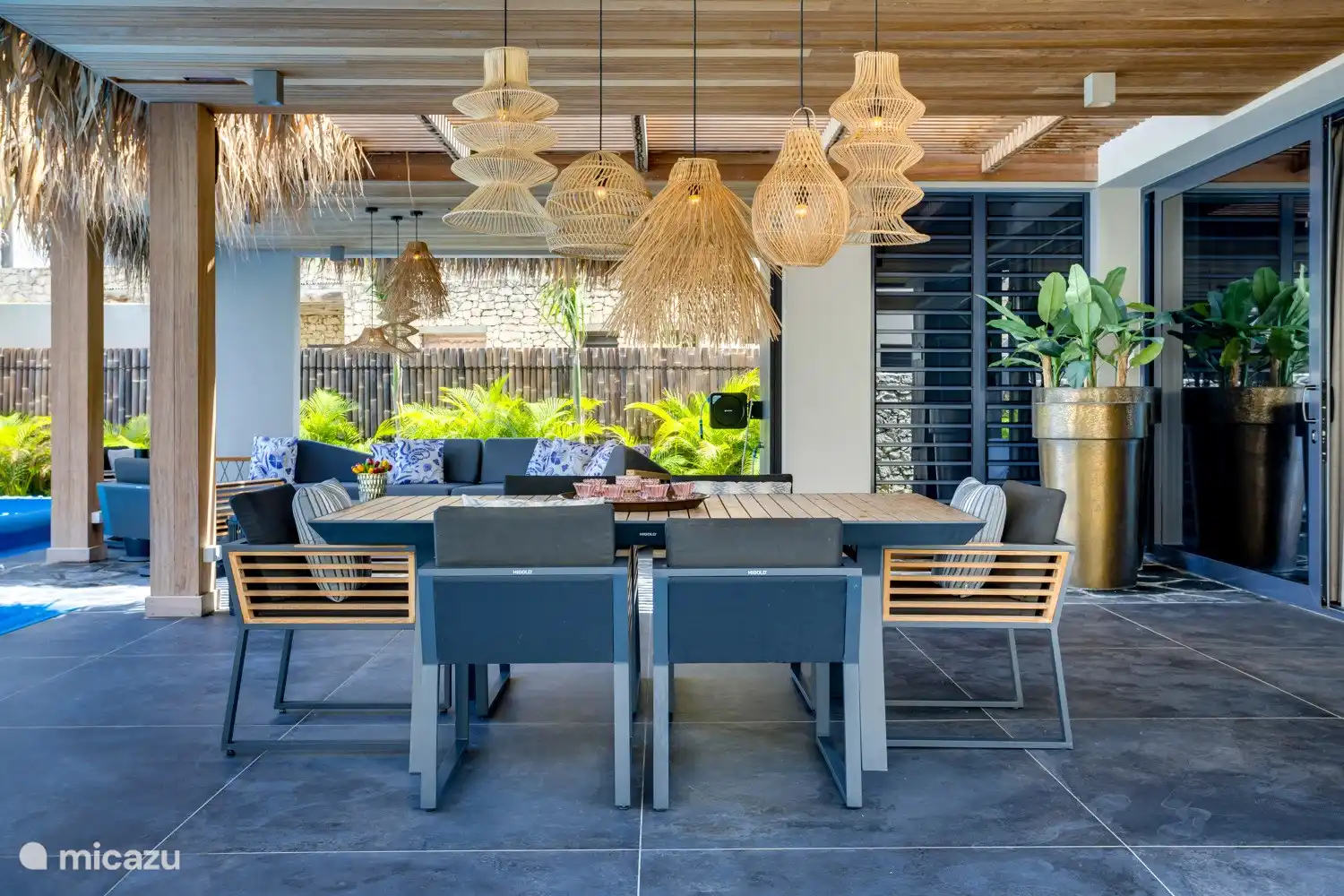 mesa de comedor al aire libre