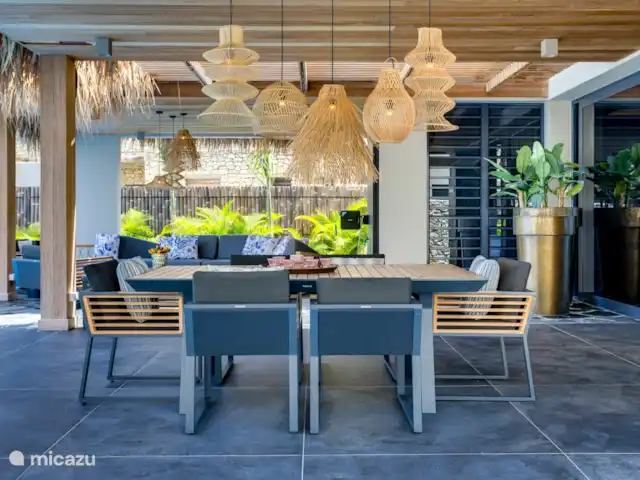 Sea Front Luxury Villa huren in Bonaire, Bonaire, Belnem - villa eettafel buiten