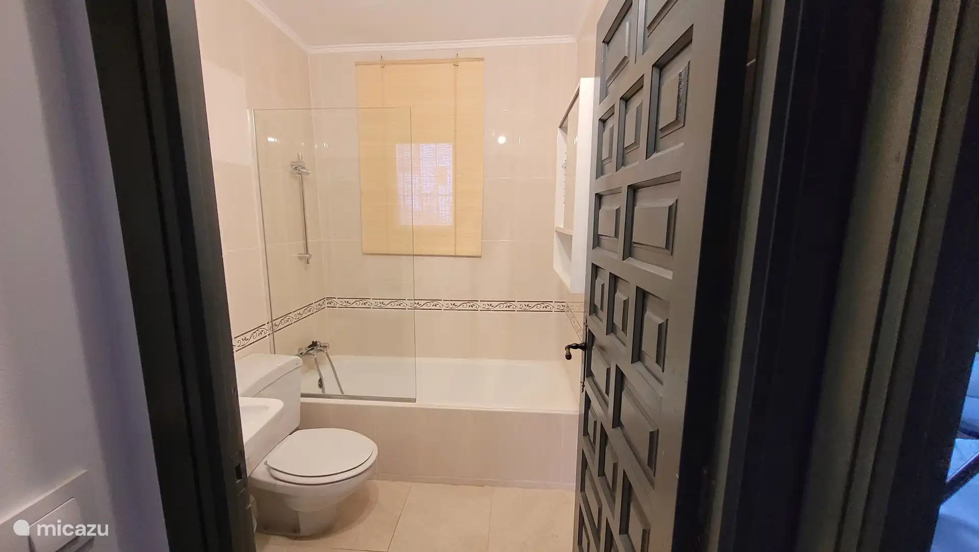 Bathroom with bath/shower