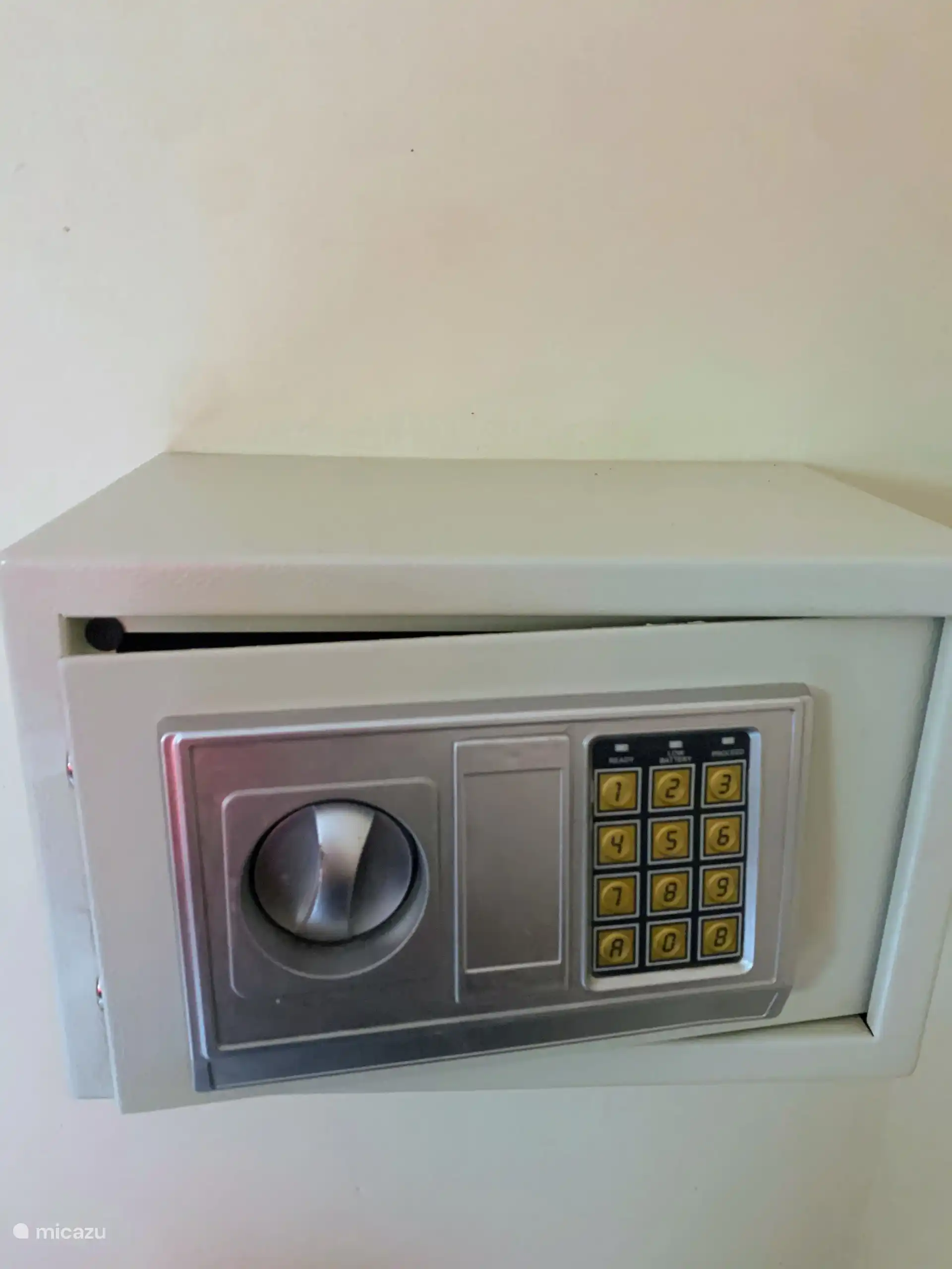 Een safebox biedt extra zekerheid tijdens uw verblijf. U kunt uw waardevolle spullen, zoals paspoorten, geld en kleine persoonlijke items, veilig opbergen terwijl u het eiland verkent of ontspant.
