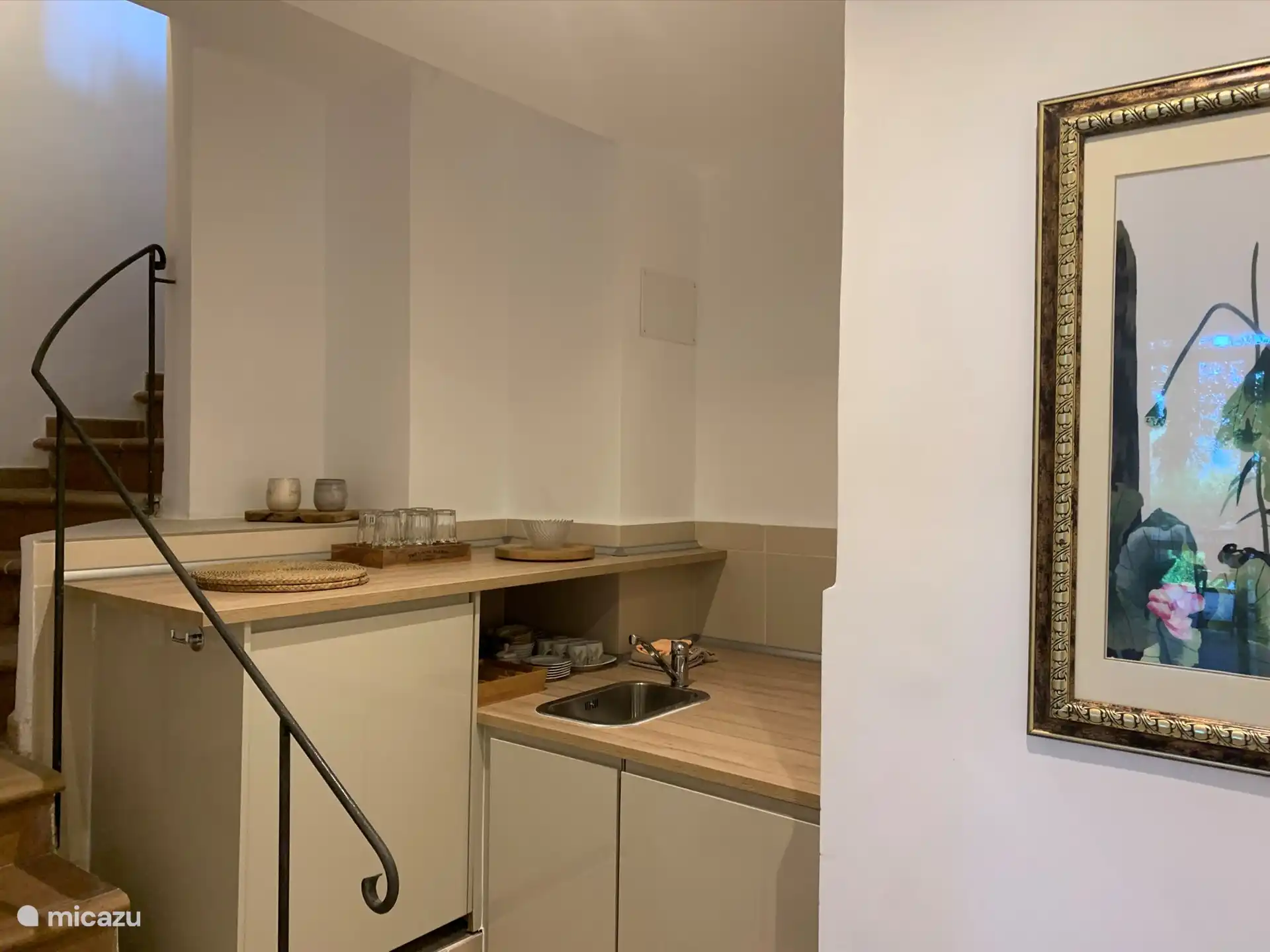 Petite cuisine en bas avec réfrigérateur, évier et lave-vaisselle pour manger en plein air et barbecue