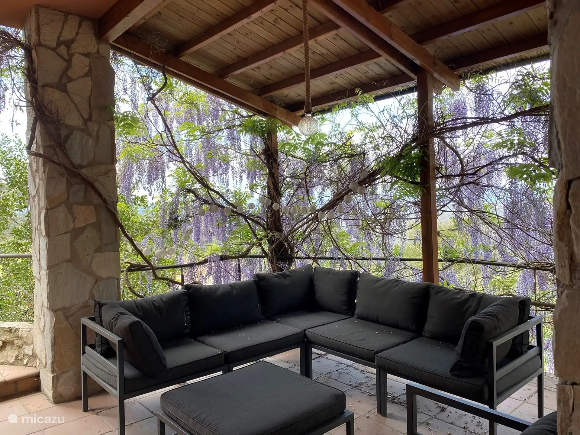 Terrasse ombragée avec salon, table à manger et barbecue