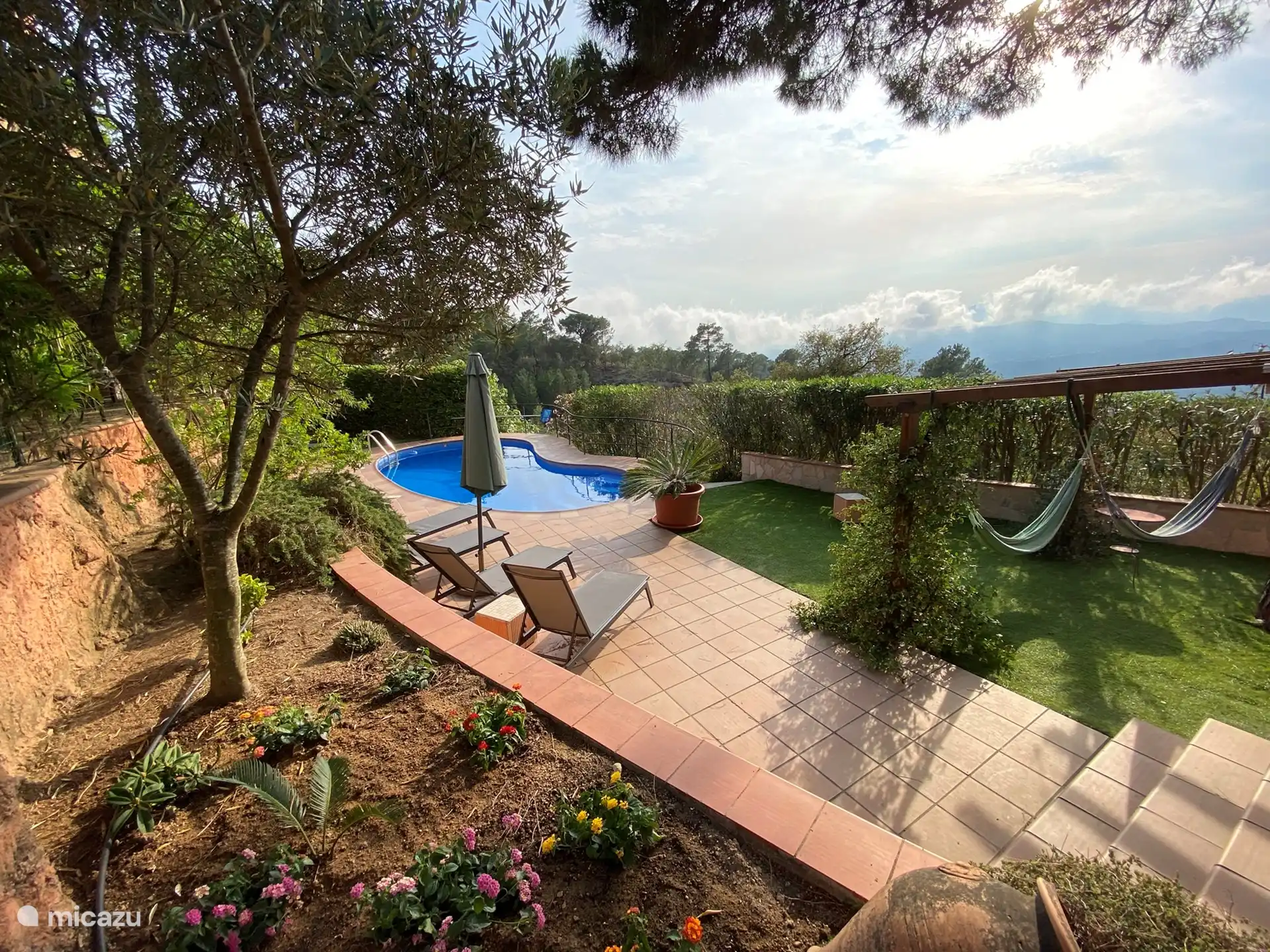 Terrasse de la piscine avec transats et hagmats