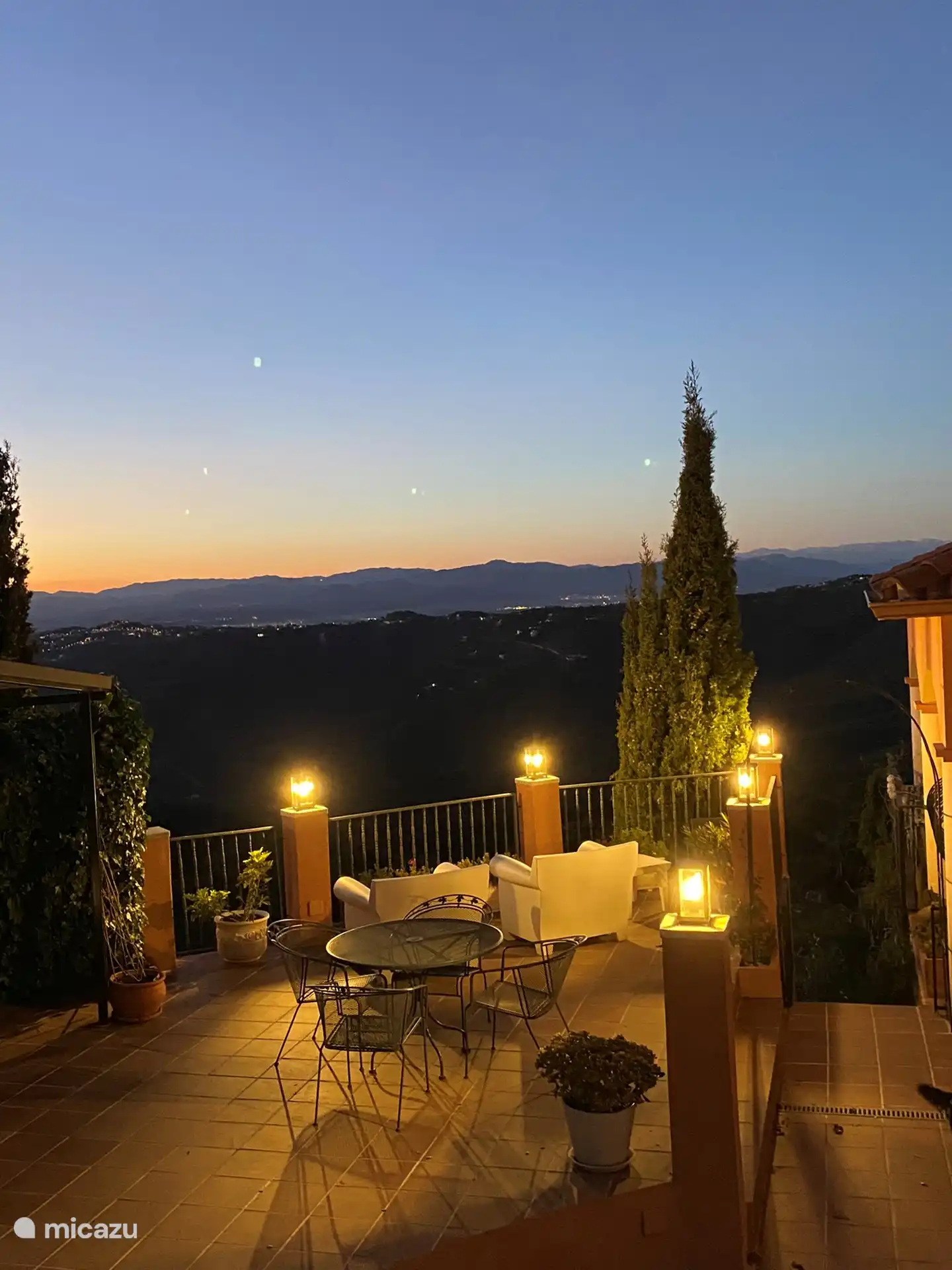 Terrasses éclairées à l’atmosphère