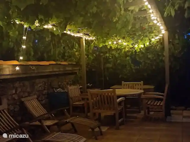 gîte / cottage huren in Frankrijk, Ardèche, Saint-Basile – Domaine Doumas Terras onder de druiven bij avondlicht