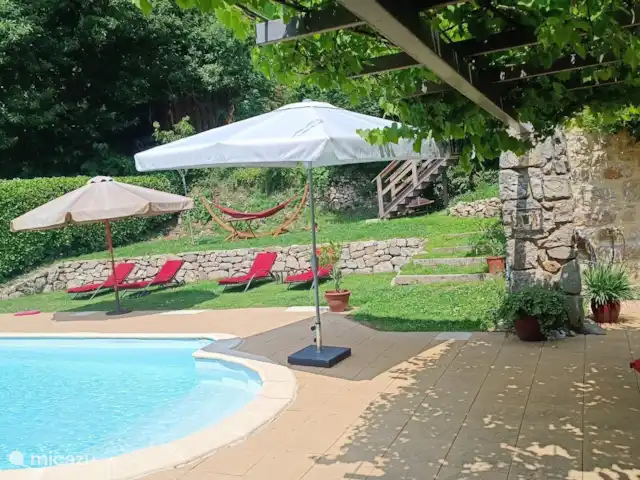 gîte / cottage huren in Frankrijk, Ardèche, Saint-Basile – Domaine Doumas Zwembad met ligbedden