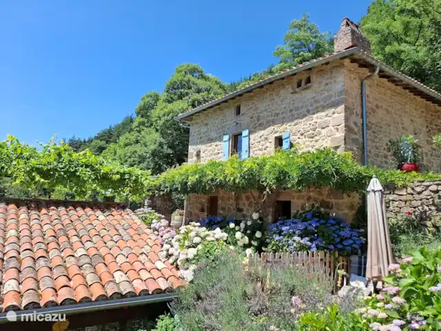 gîte / cottage huren in Frankrijk, Ardèche, Saint-Basile – Domaine Doumas Tuin met hoge huis op de achtergrond