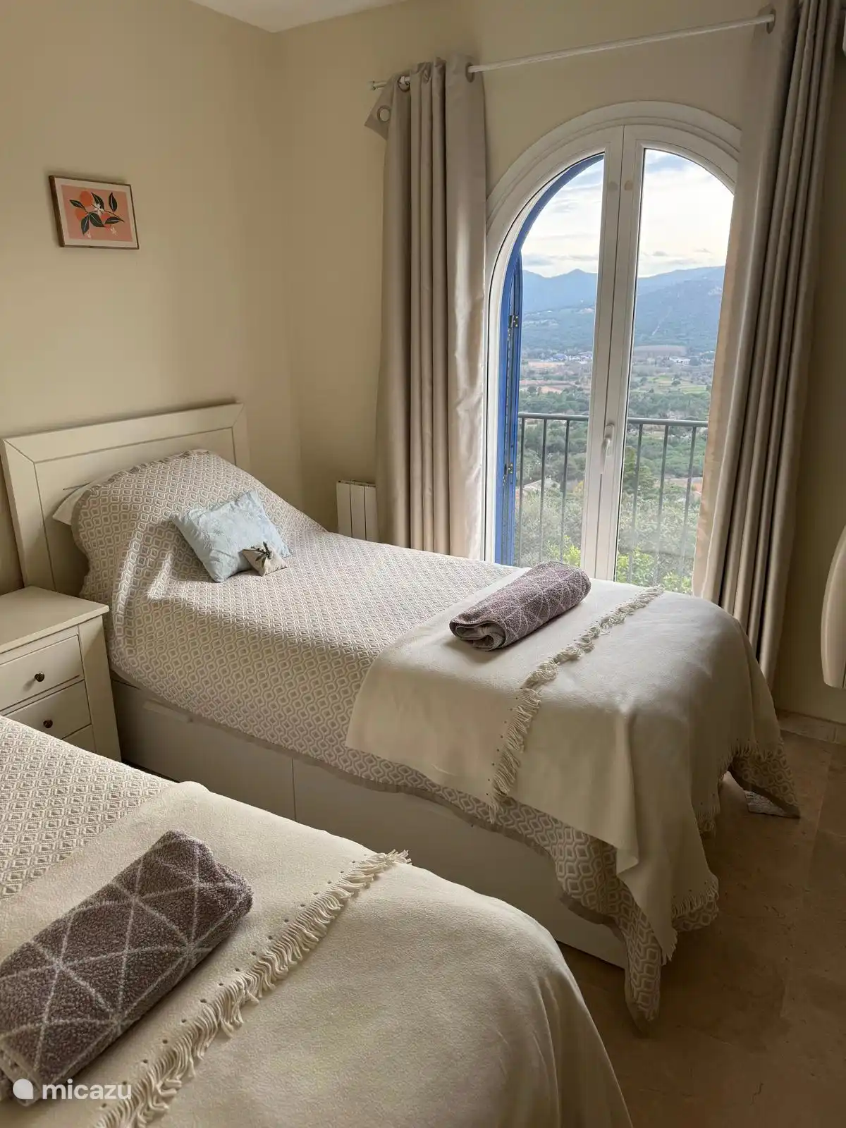 Second bedroom with two single beds 