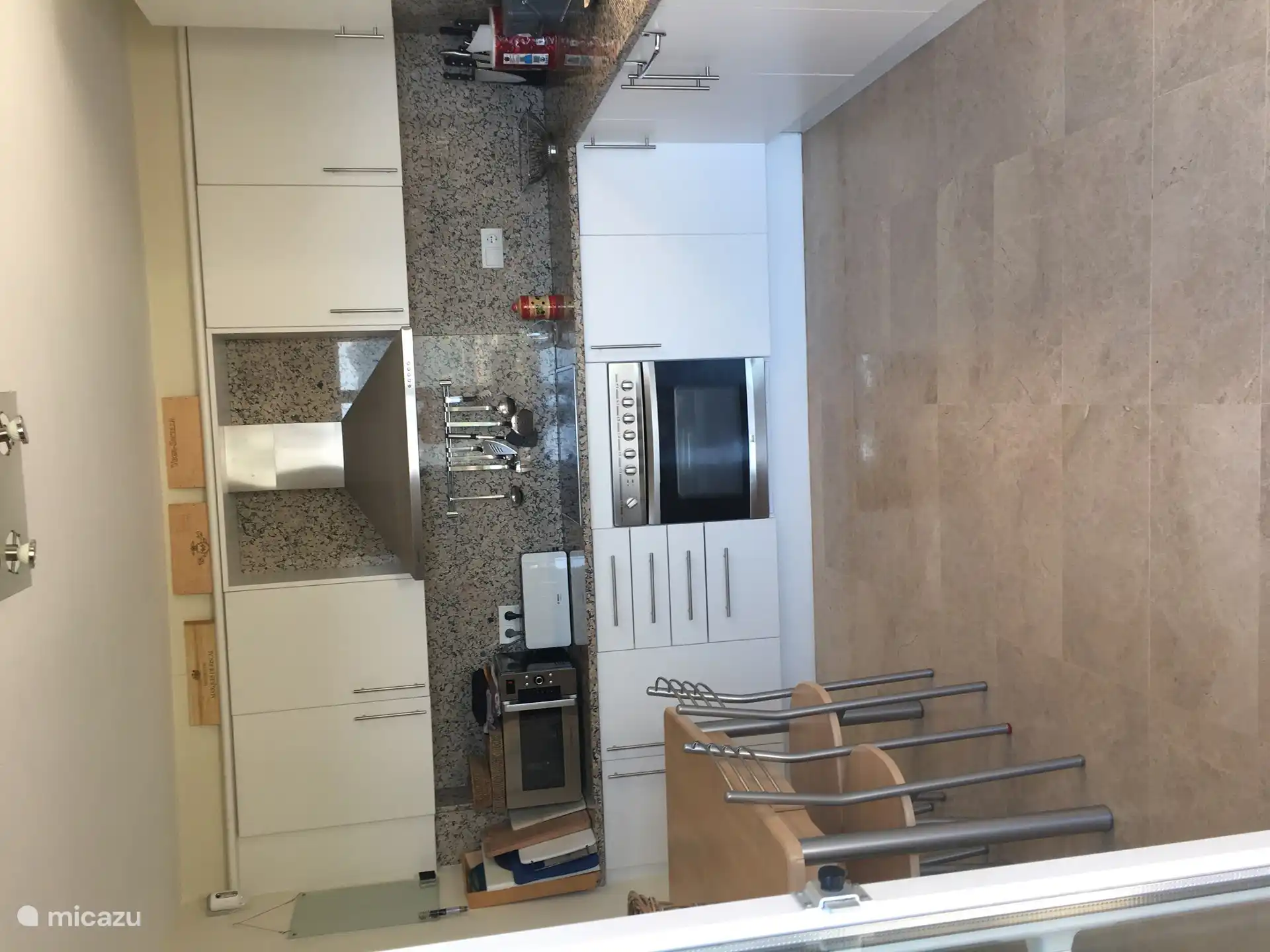 Very well equipped kitchen with filtered drinking water from the cow cupboard