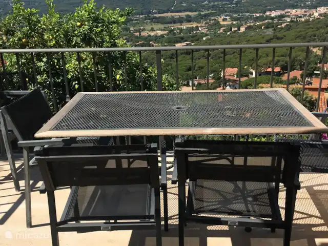 Villa avec piscine privée et climatisation | Espagne, Catalogne, Santa Cristina D'aro - villa Il s’agit de la terrasse adjacente à la cuisine avec un auvent pour quand le soleil devient trop brillant