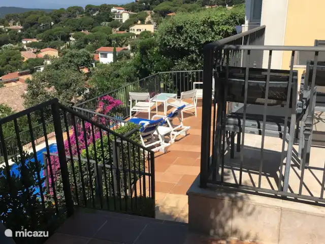 Villa avec piscine privée et climatisation | Espagne, Catalogne, Santa Cristina D'aro - villa Terrasse latérale à côté de la cuisine où se trouve également le BBQ