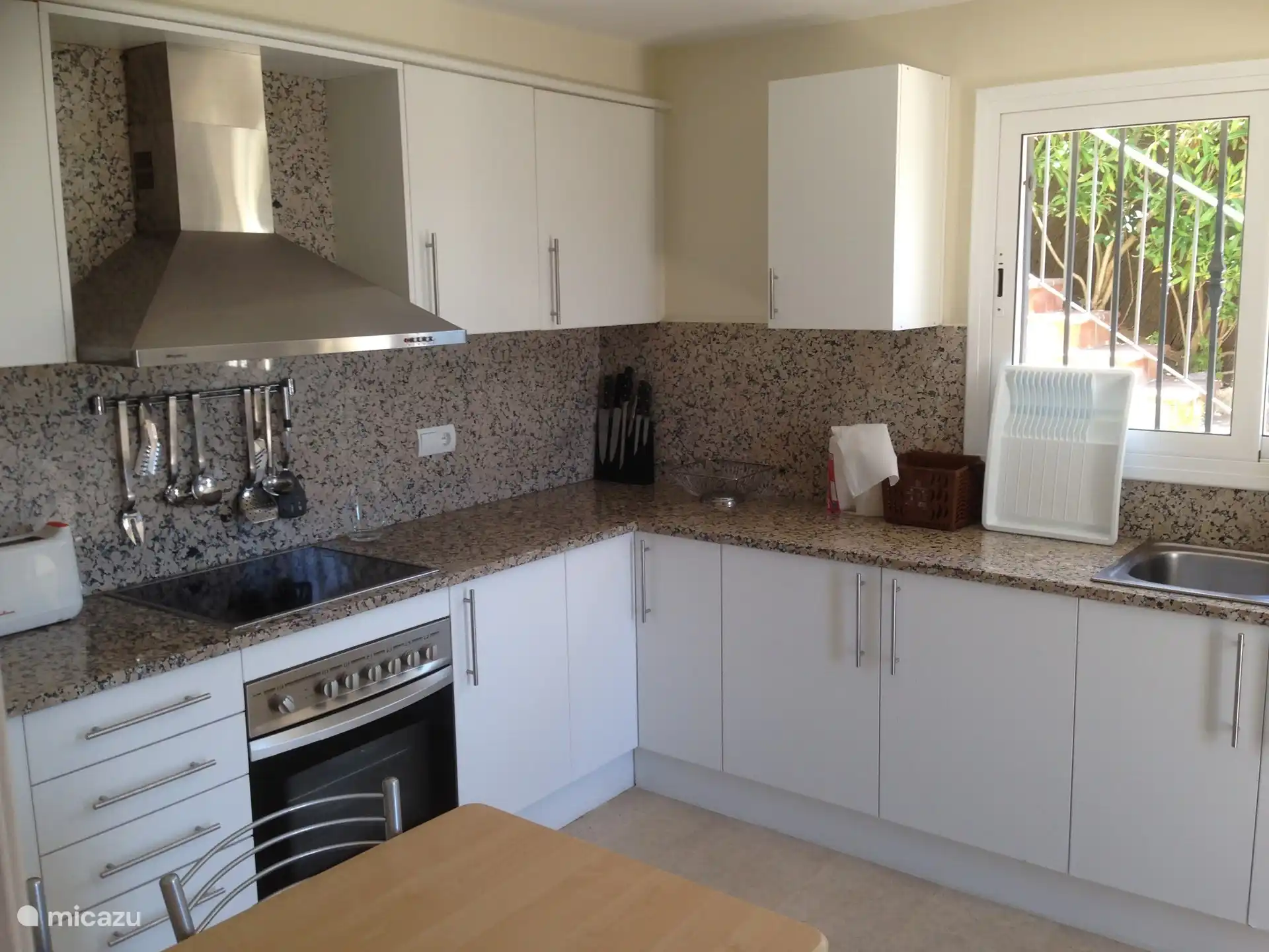 Kitchen with a.o. Nespresso machine and air fryer