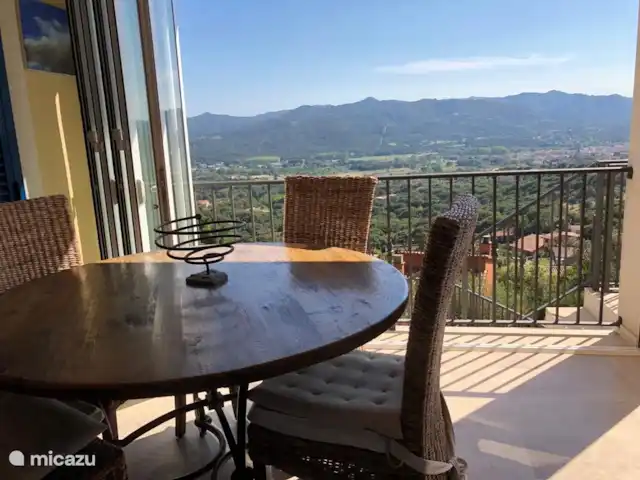Villa avec piscine privée et climatisation | Espagne, Catalogne, Santa Cristina D'aro - villa Table à manger sur la terrasse couverte