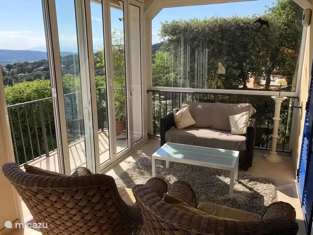 The terrace can also be closed off by sliding glass doors