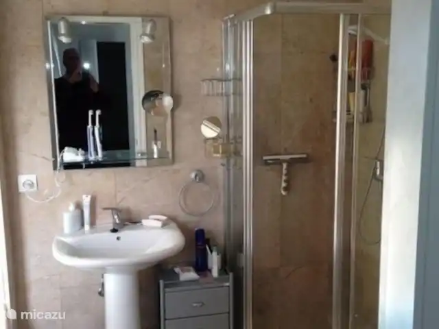 Villa avec piscine privée et climatisation | Espagne, Catalogne, Santa Cristina D'aro - villa Salle de bain de la chambre principale avec douche et baignoire