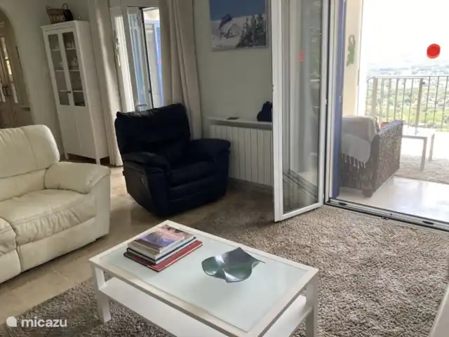 Villa avec piscine privée et climatisation | Espagne, Catalogne, Santa Cristina D'aro - villa et portes-fenêtres donnant sur la terrasse couverte