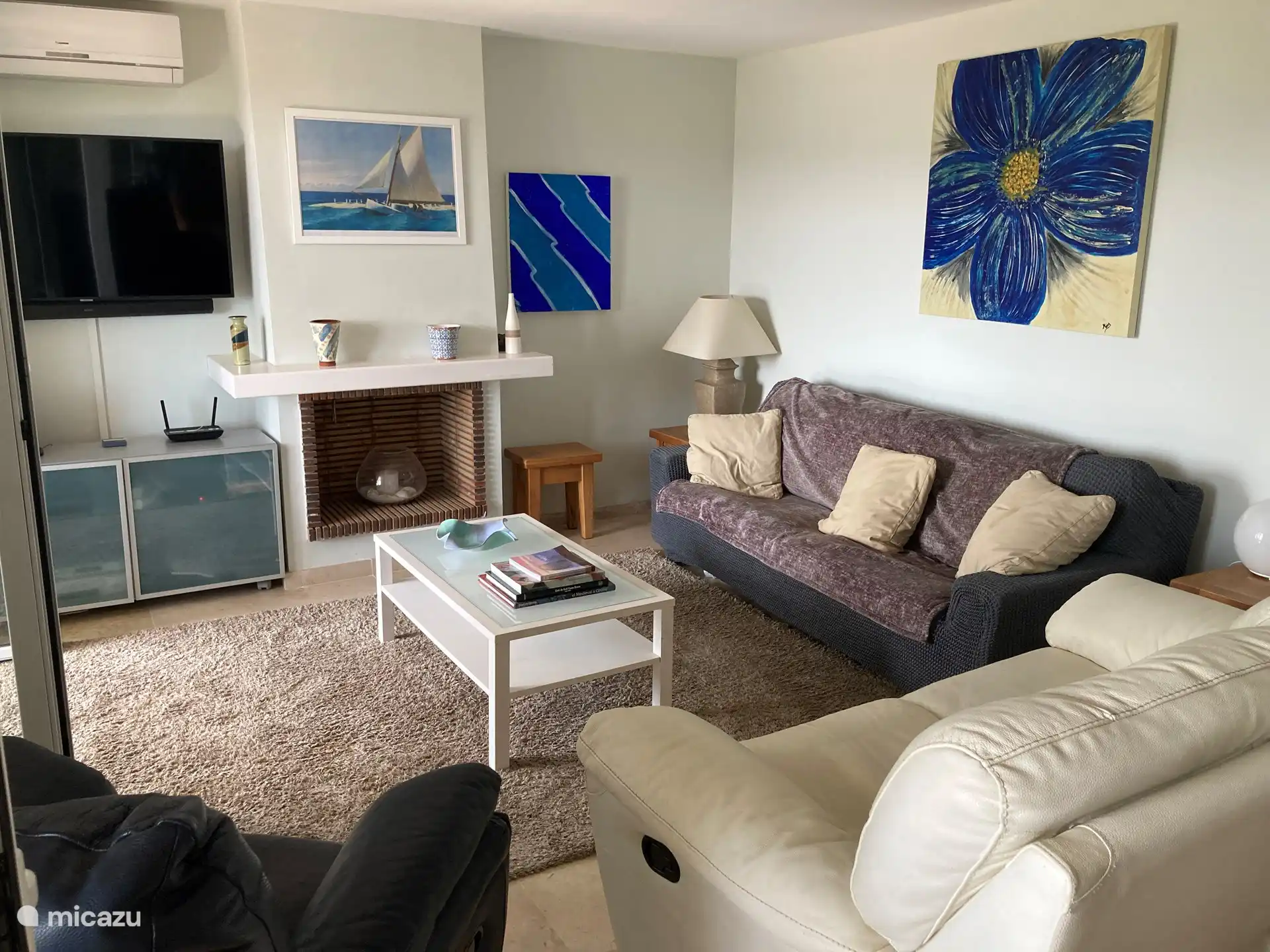 Sitting room with air conditioning 