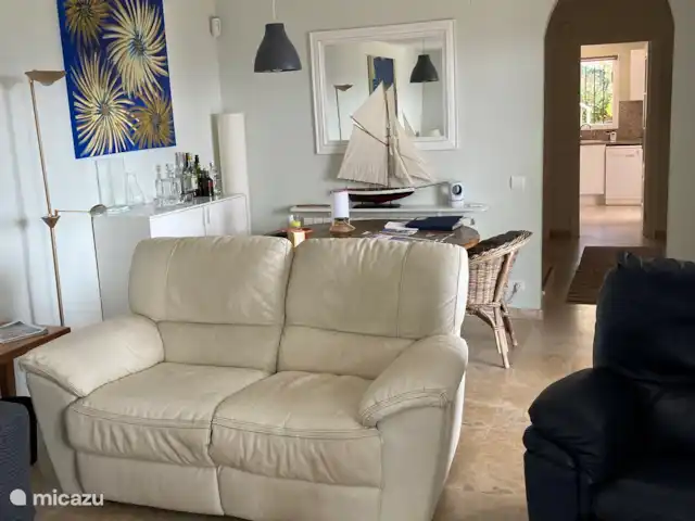 Villa avec piscine privée et climatisation | Espagne, Catalogne, Santa Cristina D'aro - villa Salon avec une autre table à manger et couloir vers la 3ème chambre, les toilettes et la cuisine
