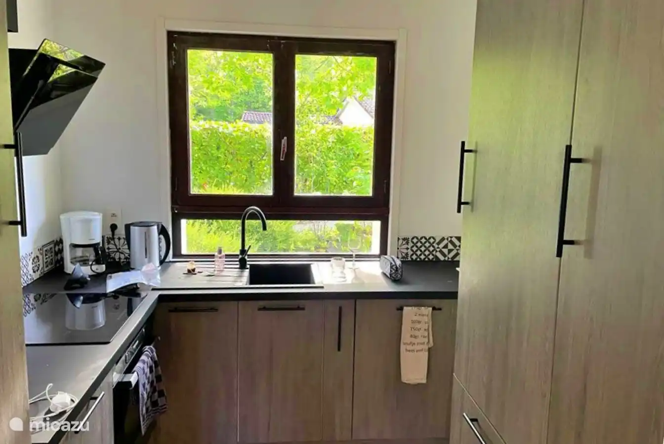 Die Küche mit Blick auf den Garten