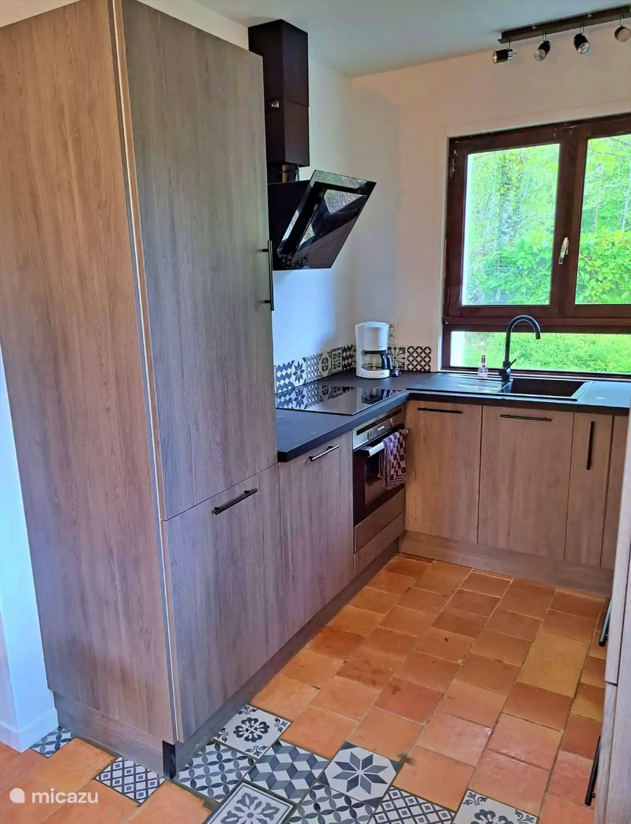 Die offene Küche in einer Ecke. 