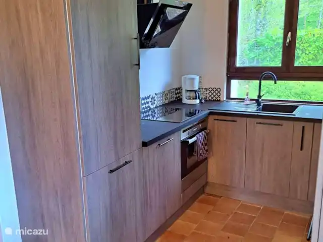 Maison de vacances Le Chat Maison 175 | France, Charente, Écuras - bungalow La cuisine ouverte dans un coin.