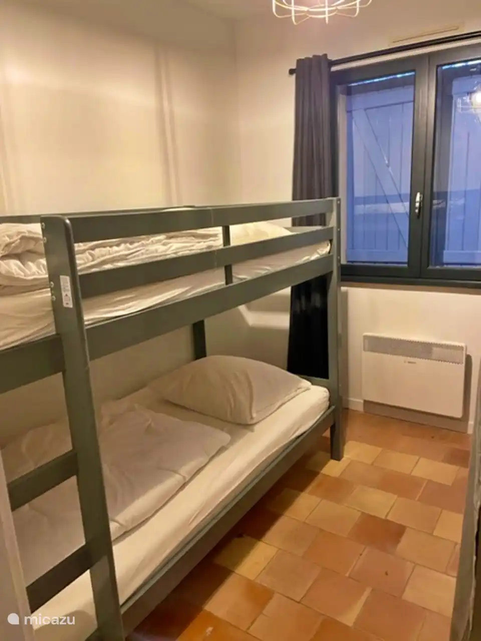 Zwei Schlafzimmer verfügen über Etagenbetten. 
