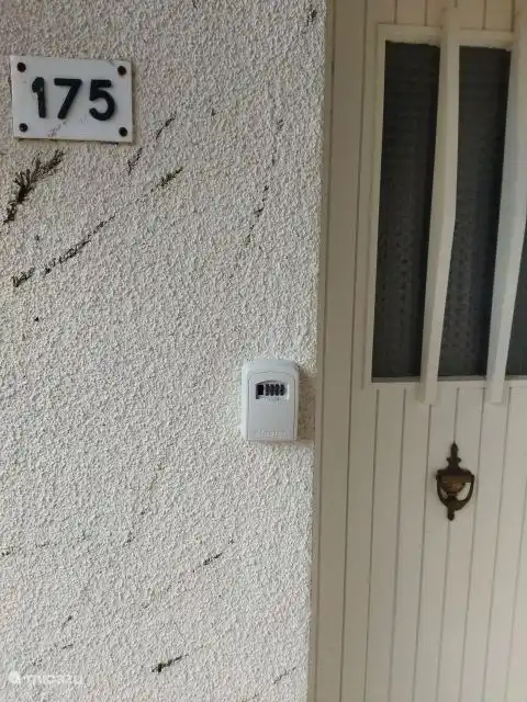 Die Haustür mit einem Schlüsselsafe, damit Sie jederzeit einchecken können. 