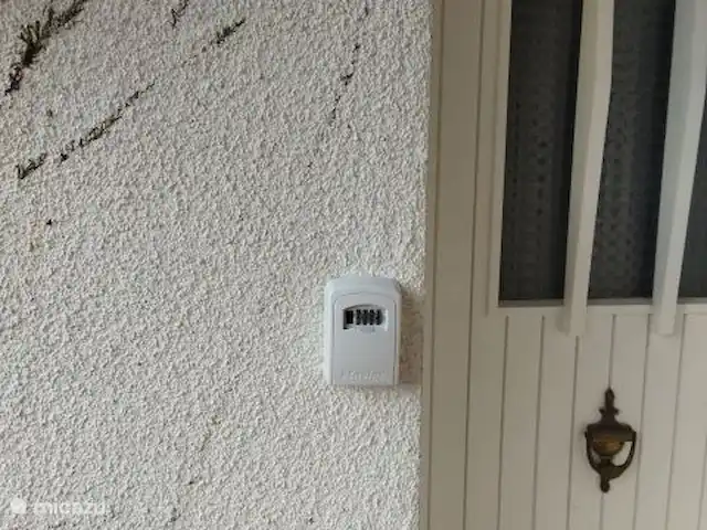 Maison de vacances Le Chat Maison 175 | France, Charente, Écuras - bungalow La porte d’entrée avec un coffre-fort à clés pour que vous puissiez vous enregistrer à tout moment.