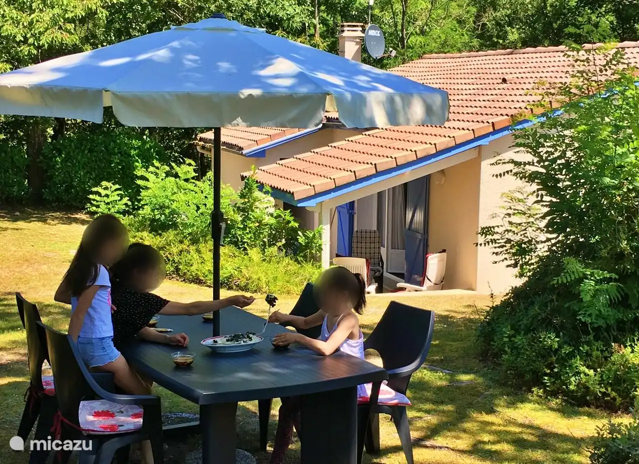 Bei schönem Wetter gibt es viel Privatsphäre im Garten. Ideal zum Mittag- oder Abendessen im Freien. 