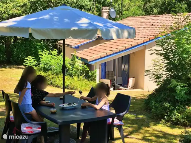 Maison de vacances Le Chat Maison 175 | France, Charente, Écuras - bungalow Avec un temps agréable, il y a beaucoup d’intimité dans le jardin. Idéal pour le déjeuner ou le dîner à l’extérieur.