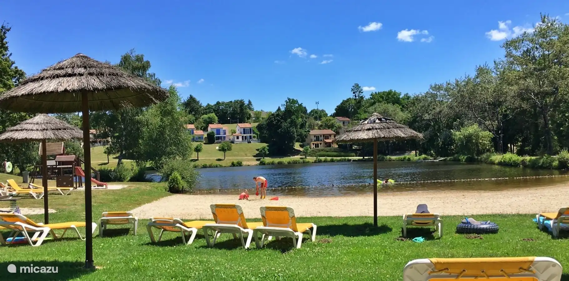In den Sommermonaten stehen am See Liegestühle zur Verfügung