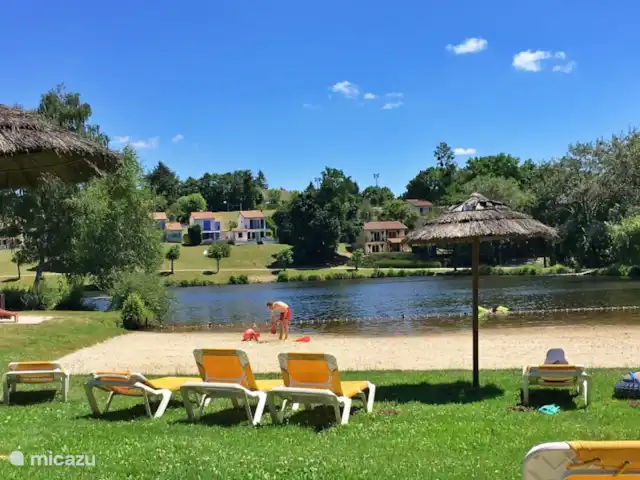Maison de vacances Le Chat Maison 175 | France, Charente, Écuras - bungalow Pendant les mois d’été, des transats sont disponibles au bord du lac