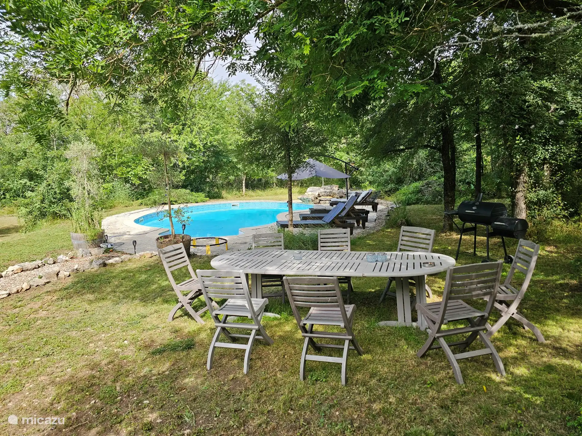 Rincón para sentarse junto a la piscina