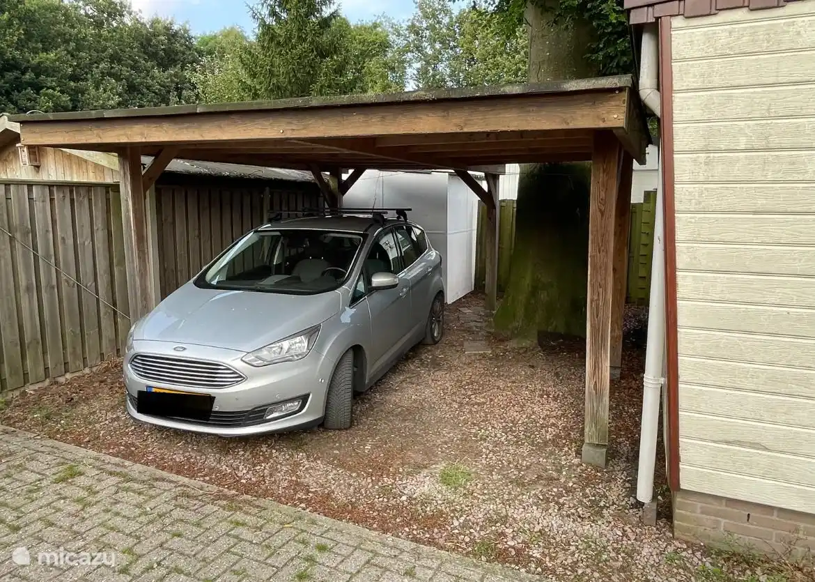 Privater Carport
