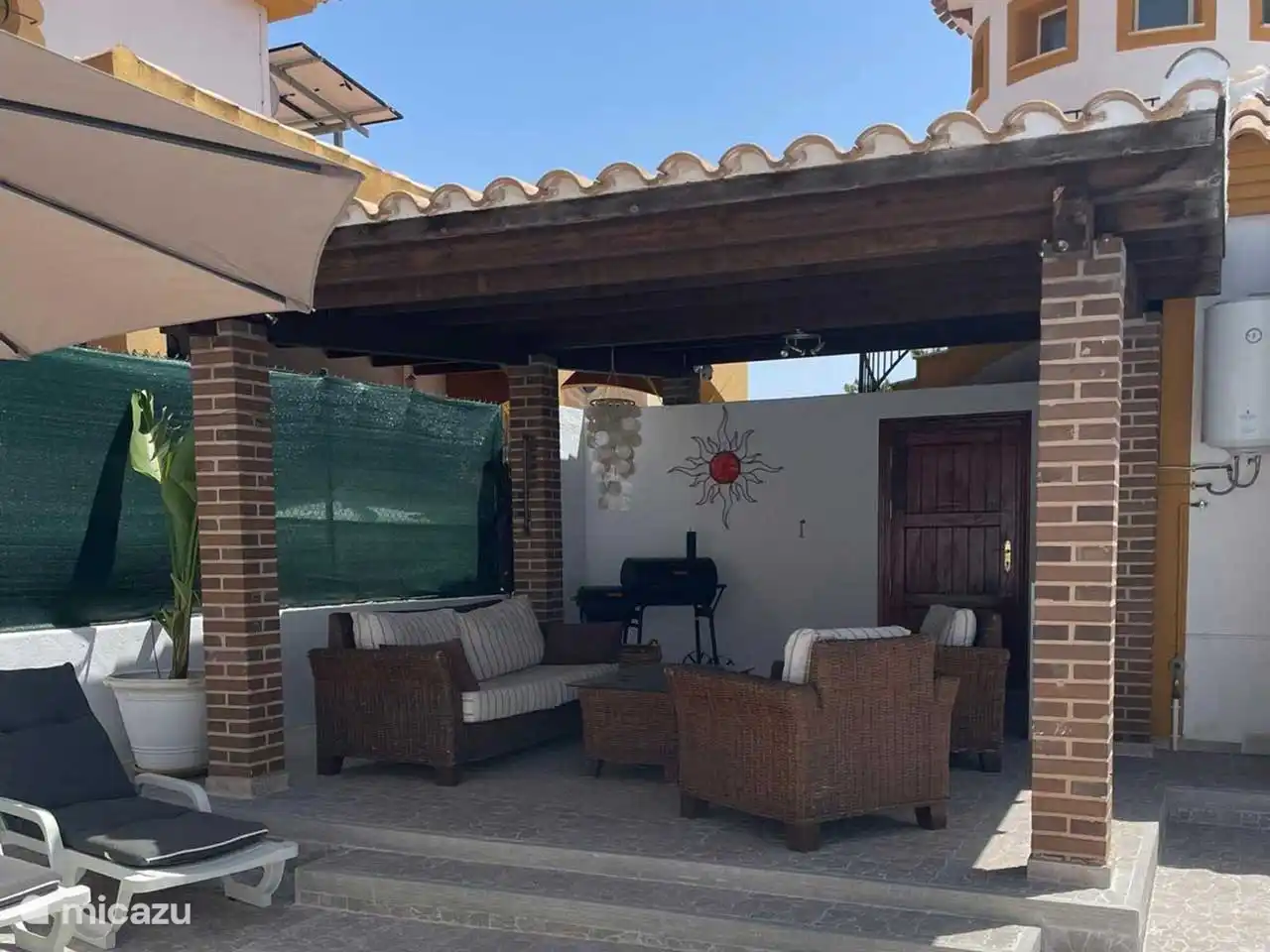 Außenterrasse mit Poolabdeckung