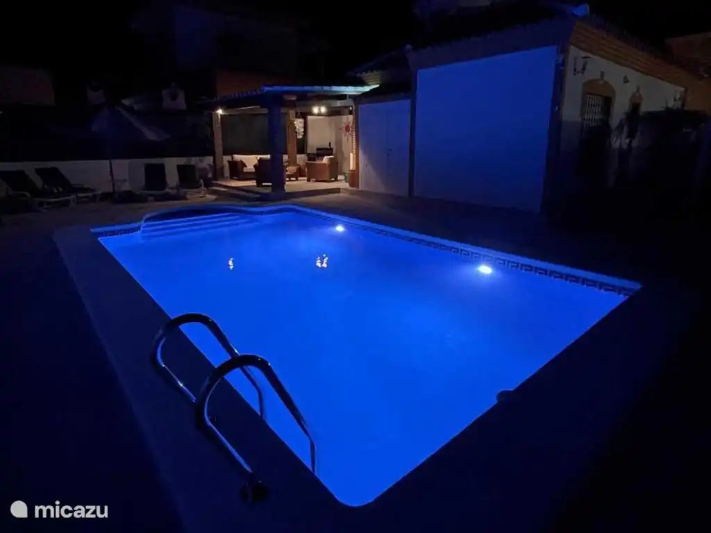 Schwimmbad mit Beleuchtung