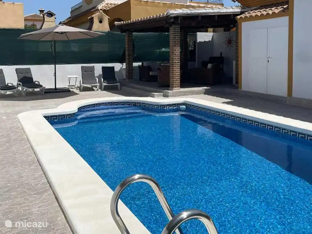 Schwimmbad (nicht beheizt)
Sonnenliegen mit Sonnenschirm und Solardusche.