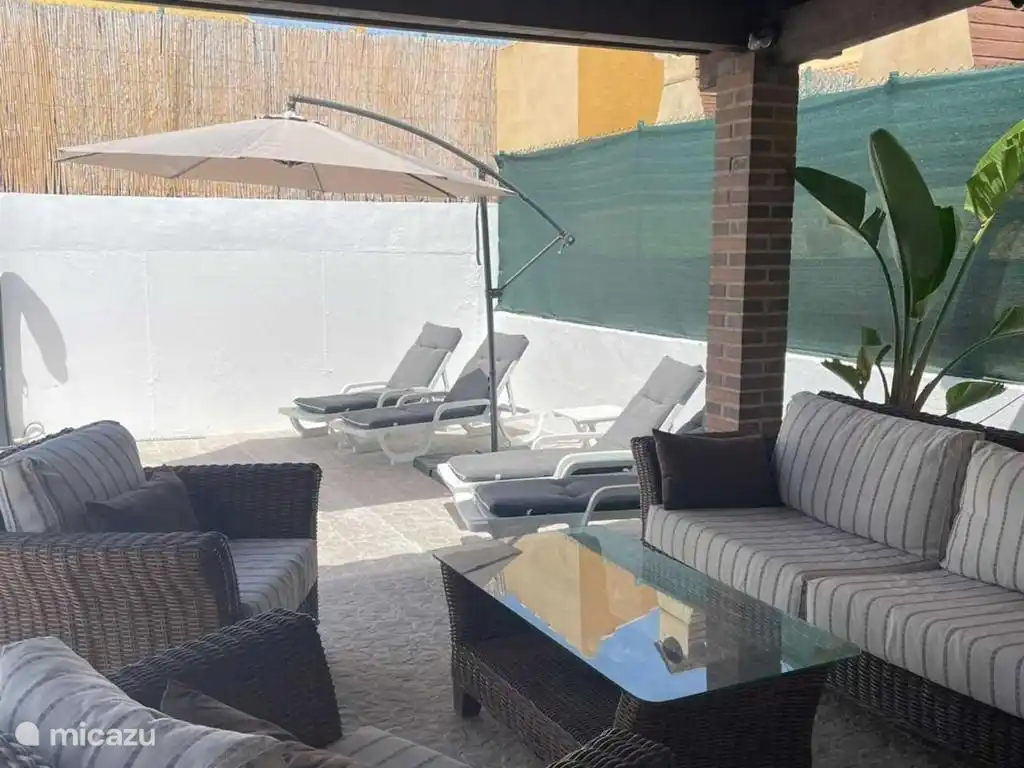 Überdachte Terrasse mit Holzkohlegrill, TV und Waschmaschine