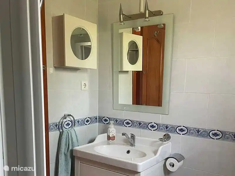 Badezimmer mit WC und Dusche