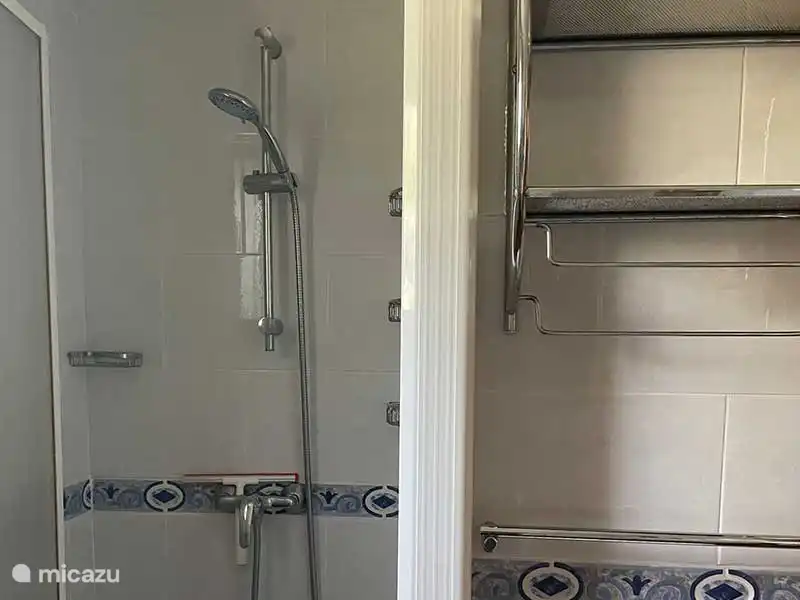 Badezimmer mit WC und Dusche