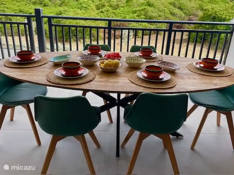 Terras met eettafel