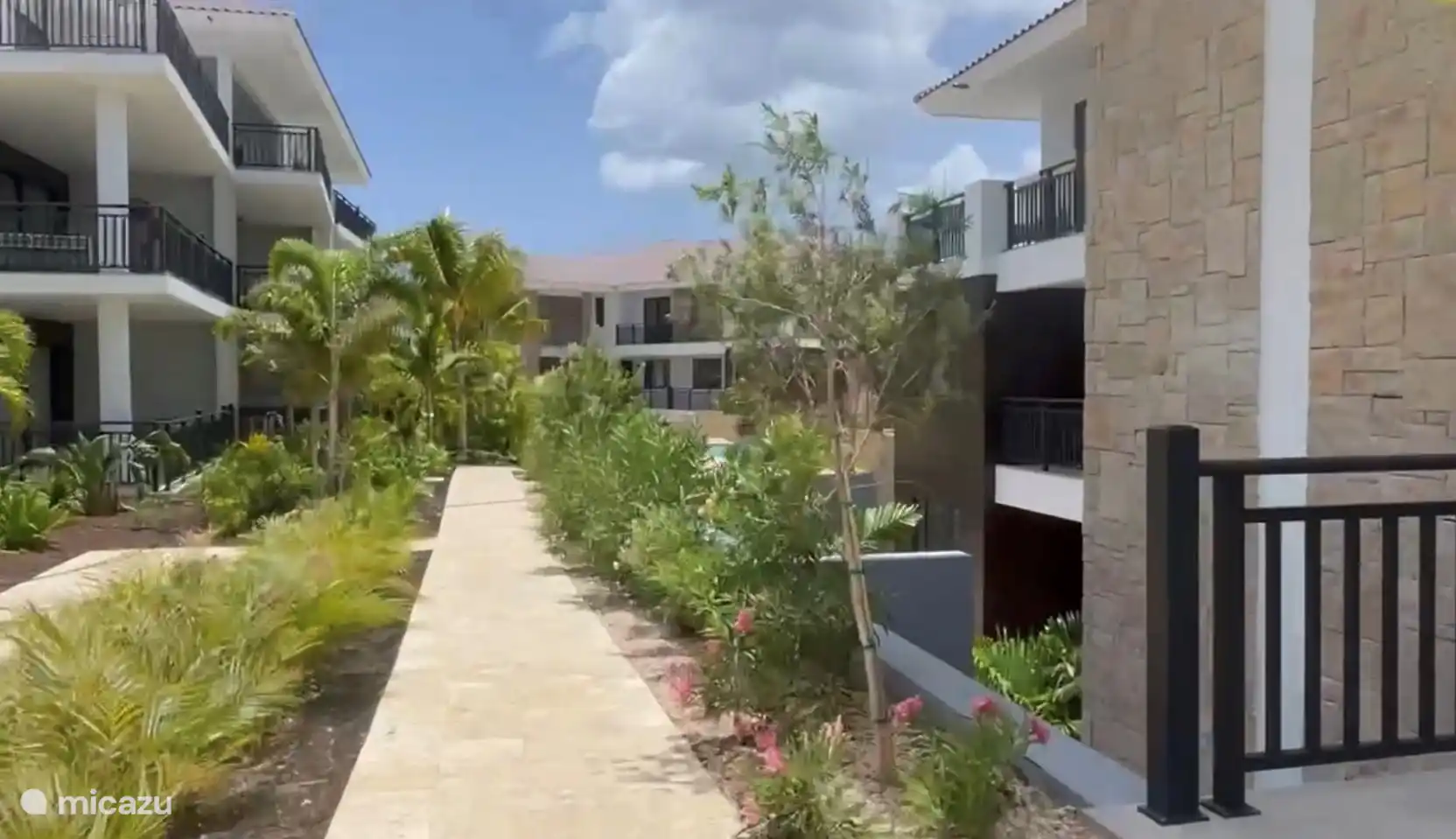 Walking route to apartment. 